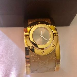 Woman’s swiss twirl gold gucci watch